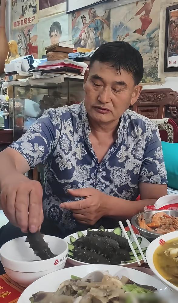 草根明星全塌了，大衣哥却靠一帮00后，悄没声斩获了38亿播放。旭日阳刚开豪车