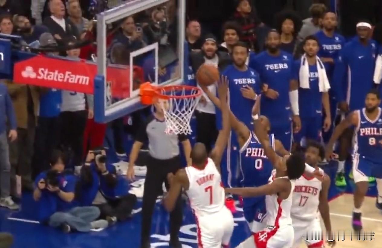 漏判！火箭队躲过一劫啊！今天火箭队客场挑战76人队的比赛，马克西最后时刻的上