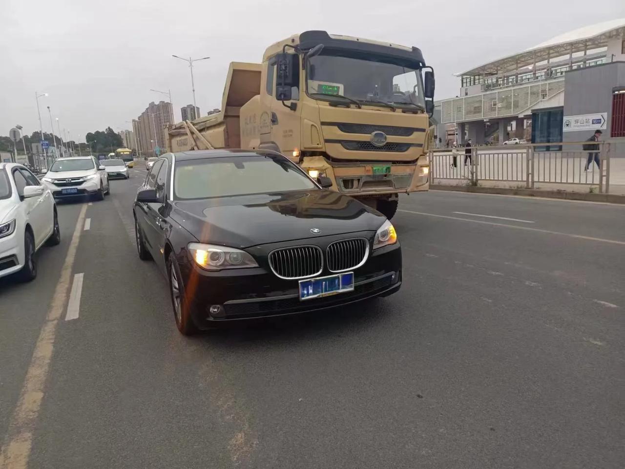 交警给了全责！[哭哭]轻轻擦挂一下，最后部位和车灯受损，4S店问了一下