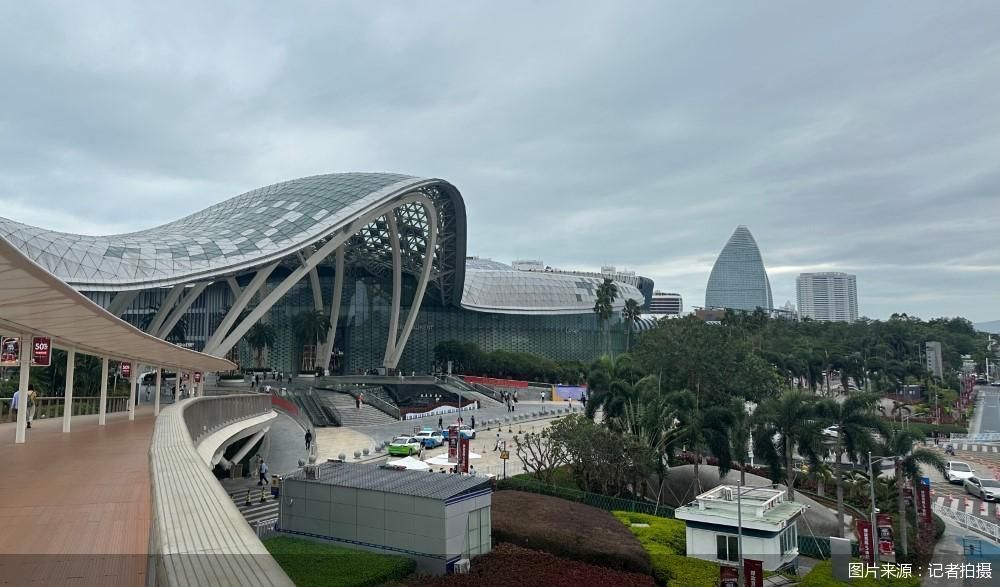 春节海南游热度飙升: 北京飞三亚机票涨超200%, 万宁、陵水成“平替”小城