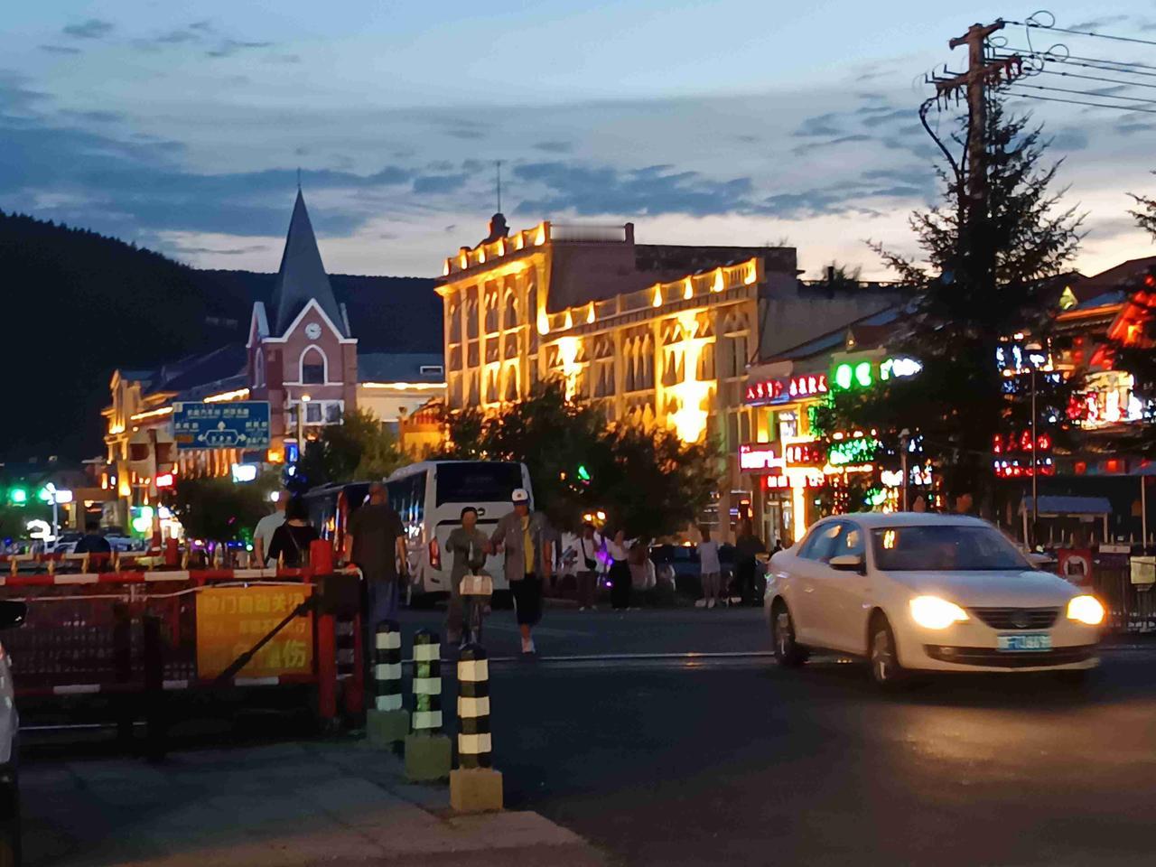 边陲小城阿尔山市边陲小城阿尔山市的夜景迷人。最小火车站的灯光下，那么多人在等车
