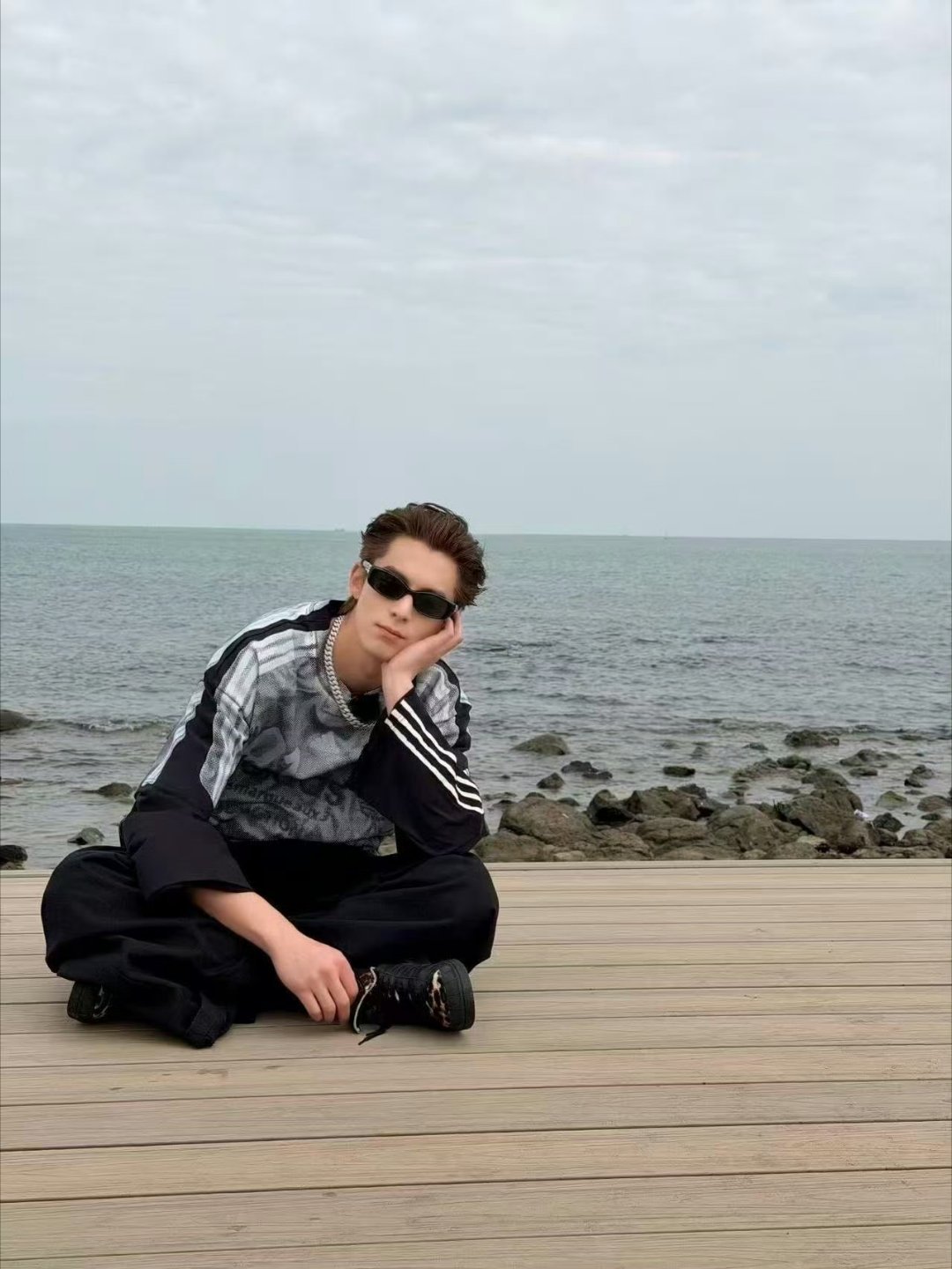 谁给王鹤棣拍的照哈哈哈哈谁给王鹤棣拍的照，乍一看不行，加个黑白滤镜秒变大片！！亲