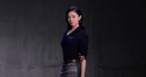 刘浩存穿流苏刺绣裙化身时尚女王 尽显复古高级格调