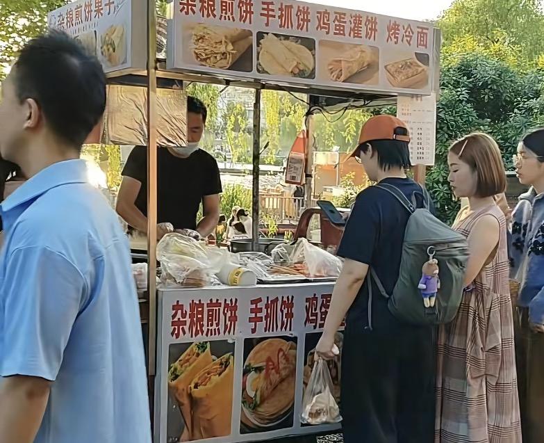 后湖煎饼摊事件迎来了大结局，说谎的煎饼阿姨最终还是遭到了反噬！这场因为争抢摊位