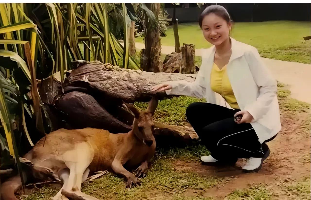 这好像是张艺谋的老婆陈婷吧！看样子她还没到20岁呢。