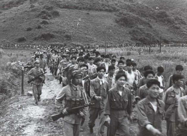1975年，王英洲突然被军长叫去办公室，本以为是来劝他退伍的，没想到却接到了一个