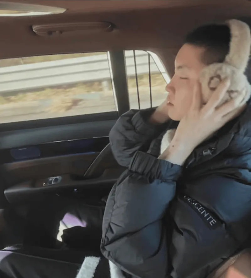 Chovy分享参加基础军训寸头照动态，配文：土豆记得宙斯和小k的寸头都挺好看的，