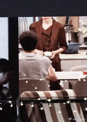 董洁王橹杰搂肩路透家人们，最近娱乐圈又有新瓜啦！董洁和王橹杰的搂肩路透照在网上疯