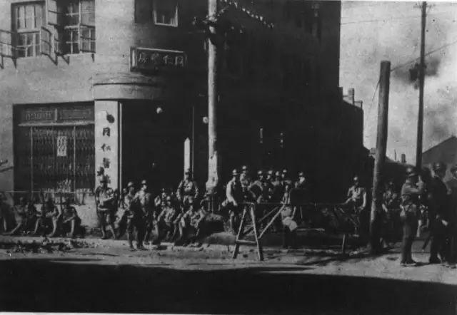 日本鬼子在沈阳无法无天，肆意奸淫妇女。商埠地有一户姓安的人家，一天只有妯娌两人在