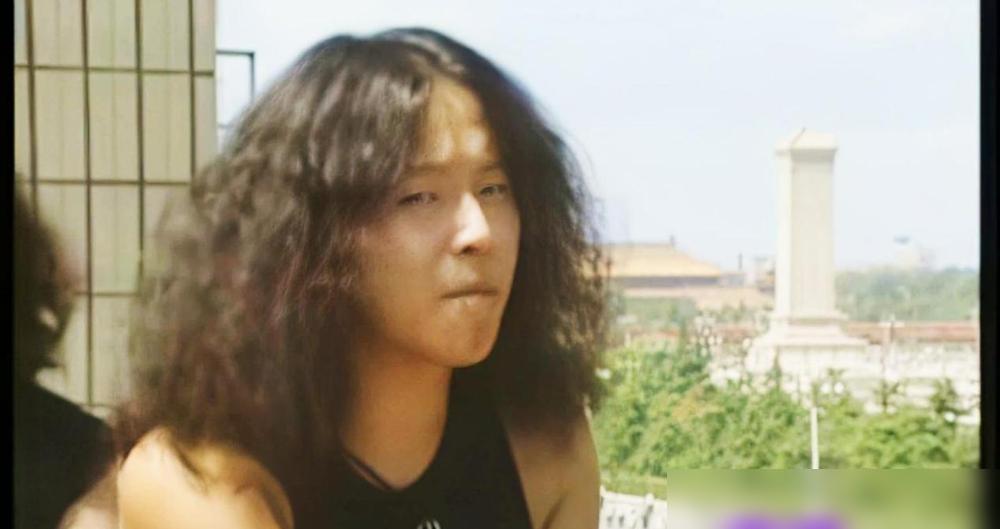 “他喜欢玩处女！”20年前，窦唯当着几千人的面，直接点名丁武。整个摇滚圈一片哗然