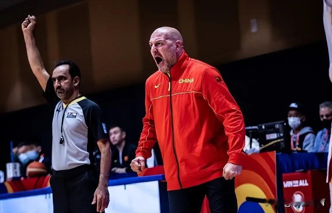 咱们国内有些媒体人，是真的有些“欺软怕硬”，想当年乔尔杰维奇带队成绩不好时，他们