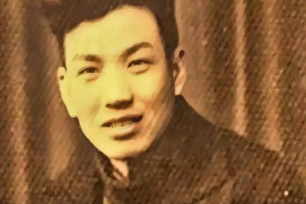 1947年,地下党员汪戈被捕，特务们准备开始逼供。刑具已摆上桌面，老虎凳、辣椒水
