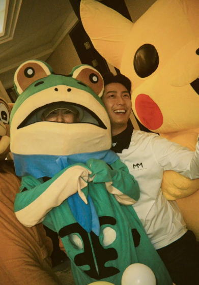 何超莲cos青蛙给窦骁庆生，谁说他俩感情不好，明明很幸福的一对