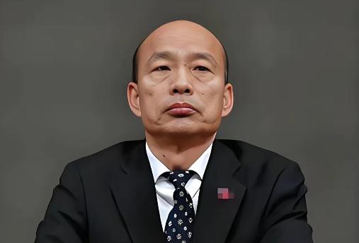 韩国瑜访美归来，国民党彻底分裂，两条路线公然对立。一场接机画面，直接把国民党藏了