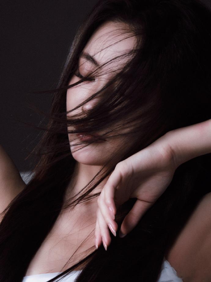 许佳琪白裙维纳斯许佳琪维纳斯许佳琪白裙真的太美太有神性的感觉了呀，完全就是古希