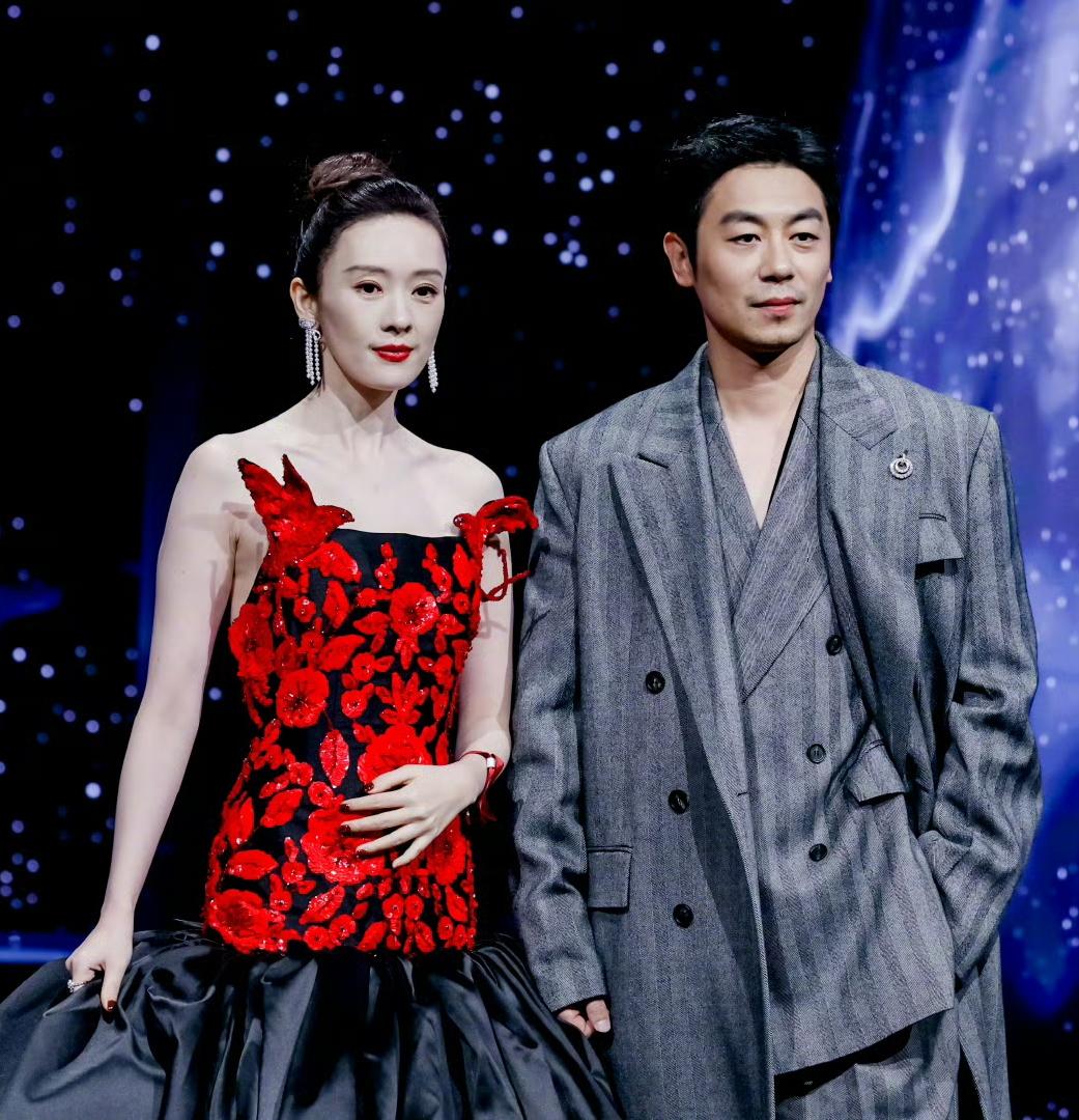 @朱亚文·@童瑶亮相今夜活动现场，适配度99％[比心]