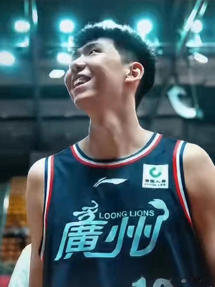 广东的球迷太有节目了！在龙狮确定晋级季后赛附加赛后，现场得广州球迷对着徐昕高喊“