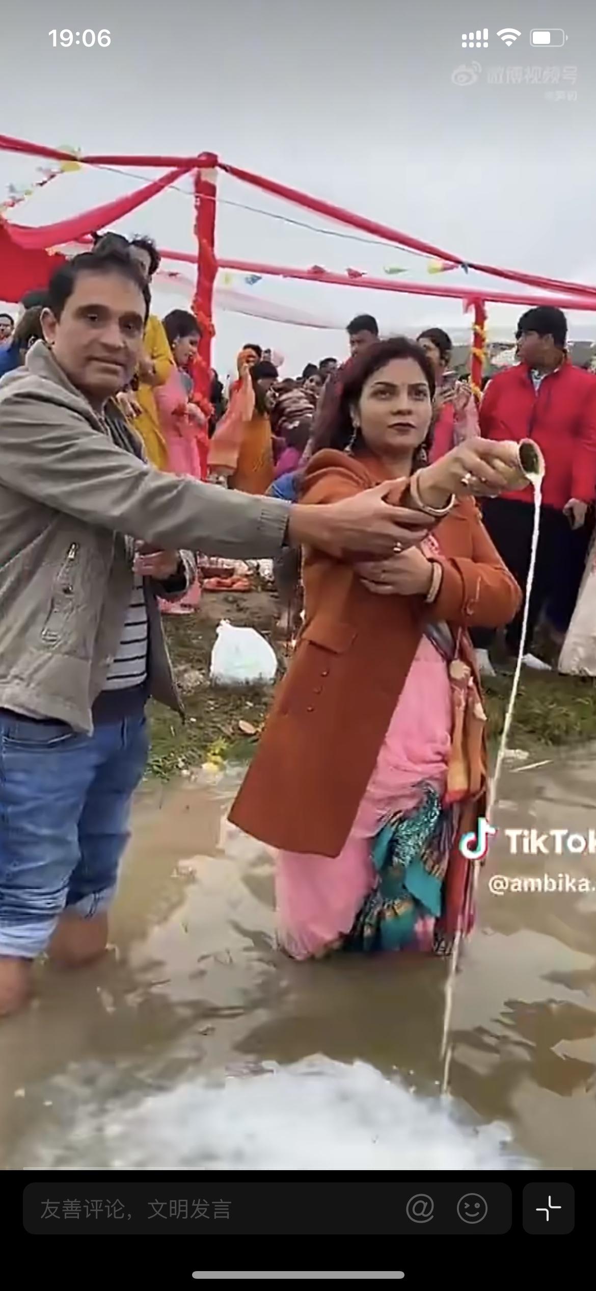 这里不是印度恒河，而是美国的德克萨斯州丹顿，印度人往河里倒牛奶庆祝克哈特普迦节，