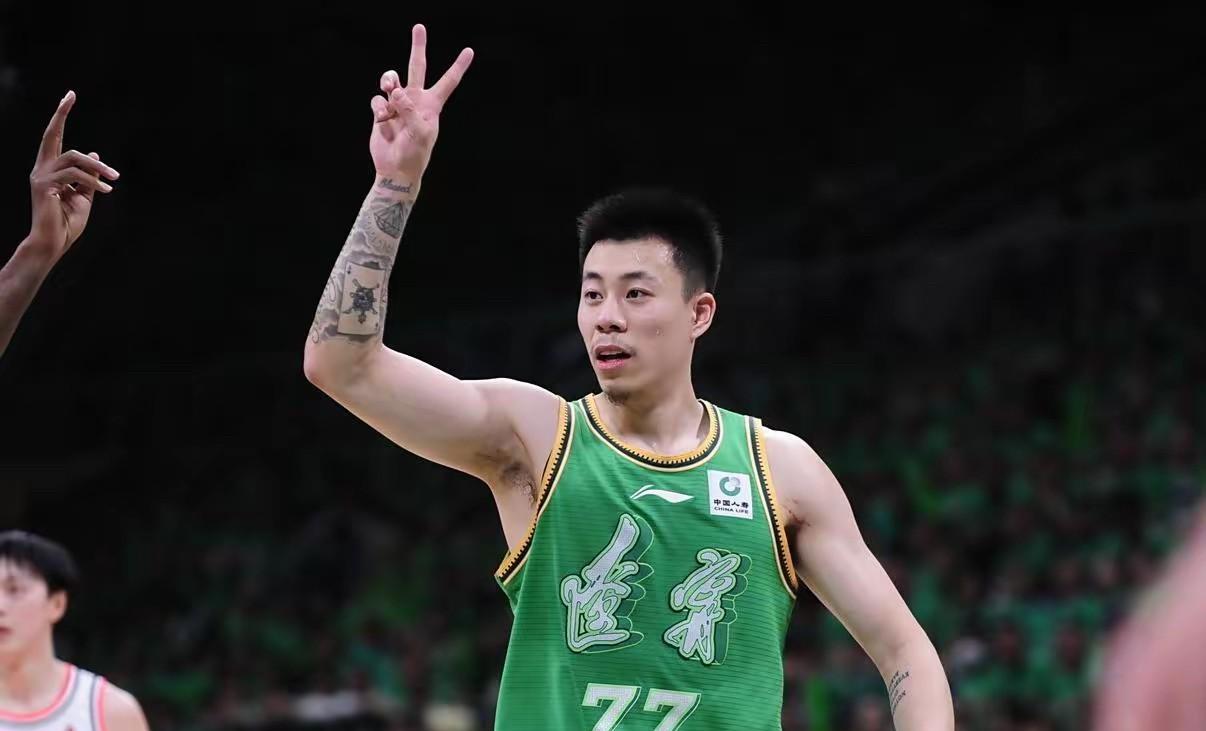 上海男篮引进张镇麟，组建了顶级的锋线组合，张镇麟和李弘权非常强大的组合，还有替补