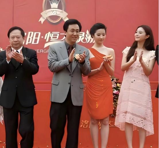 这是很多年前，洛阳恒大楼盘开业的庆典现场。台上站着地方官员郭洪昌、恒大的许家印，