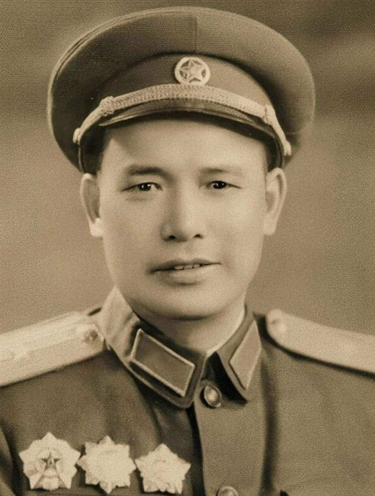 1946年，一百多解放军为投诚的一千多土匪，举行欢迎仪式，却突然接到情报：“土匪
