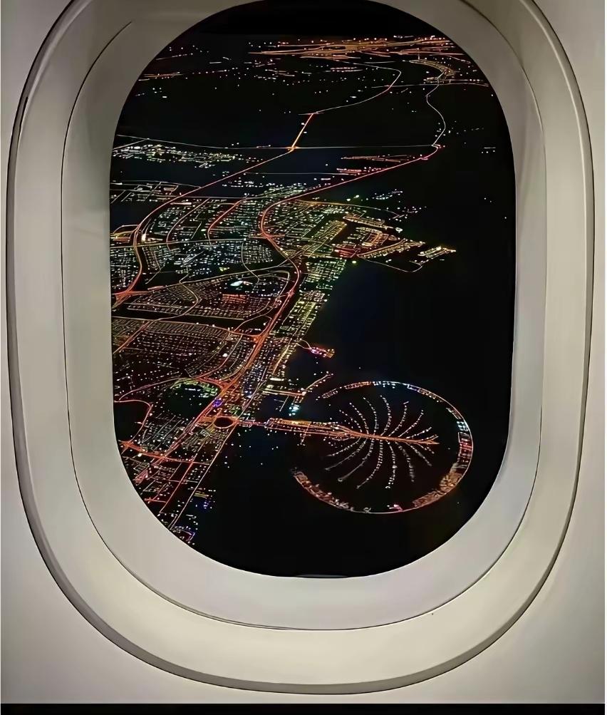 这就是迪拜的夜景，太美了！一个沙漠城市，硬生生用金钱堆积起来一座世界豪华城市，
