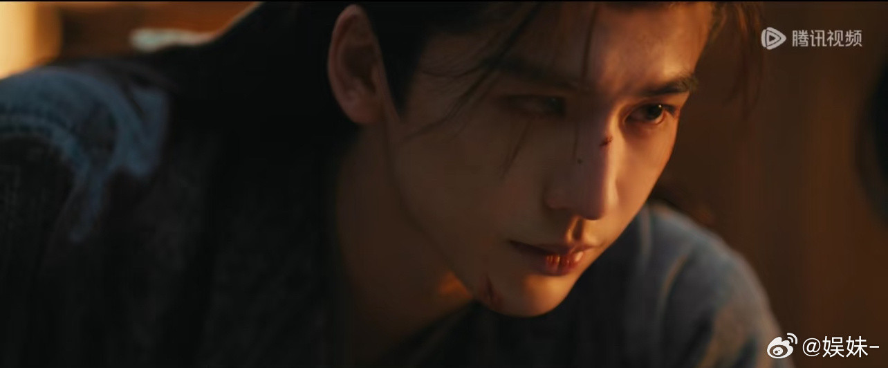 感受吧家人们我被张凌赫这个眼神帅晕了看到这里我突然又意识到这家伙分明是披着羊皮