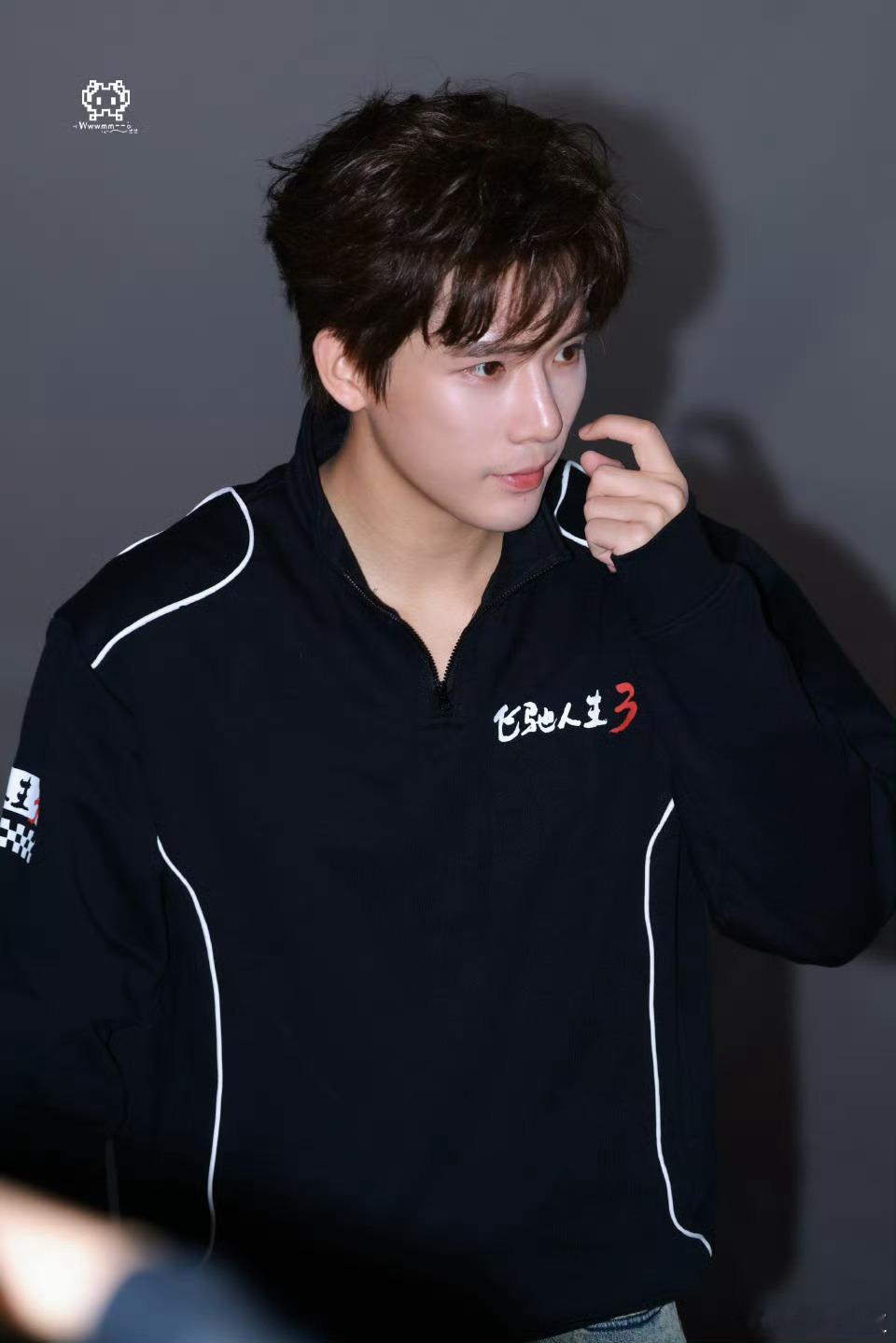 你说这是王安宇路演生图王安宇的生图就是如此权威，老王哥的颜真的越看越顺眼越看越帅