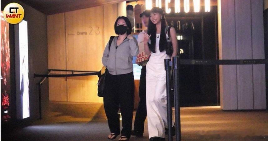 小S带二女儿及一男子看电影，几个人一路都在热聊。Lily和男生身高相近，打扮也颇