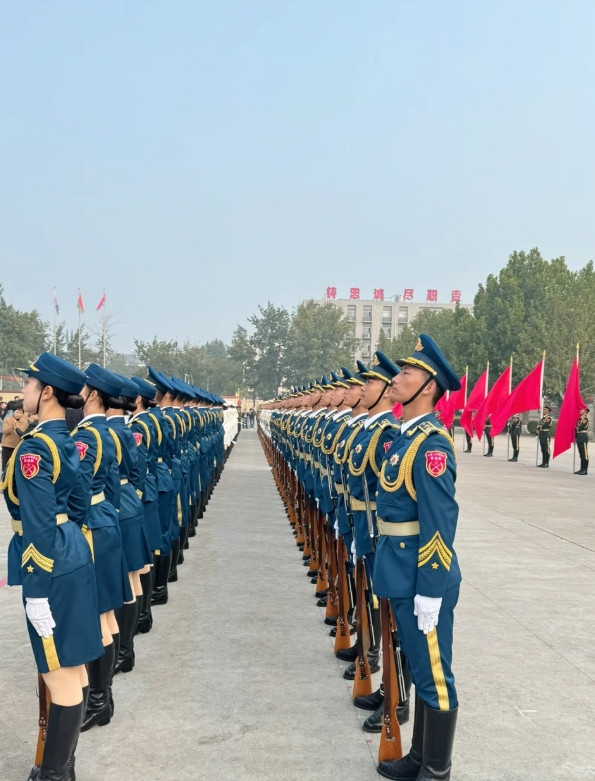 快看仪仗女兵和男兵同框。男兵们个个高大挺拔，均高180cm，正步刚劲，眼神坚