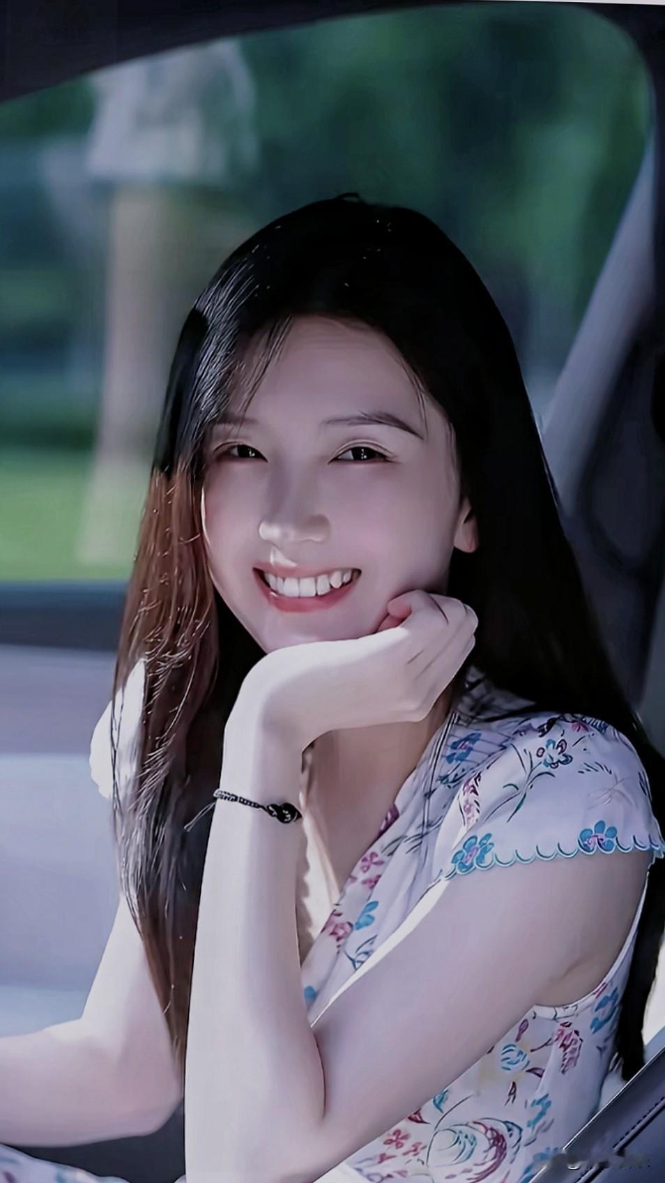 借车窗当画框，把夏日美好定格。分享你的随手拍少女风写真分享一张随手拍