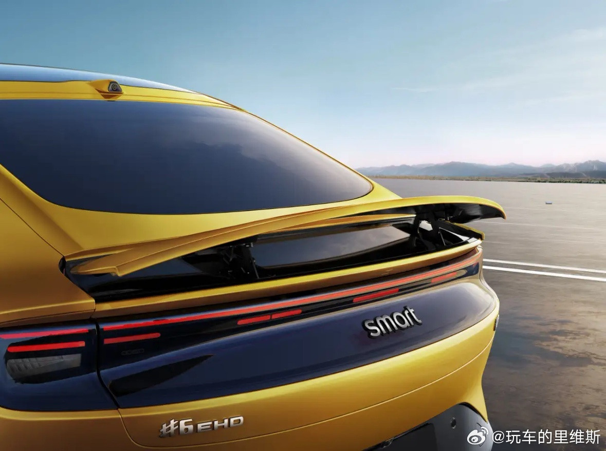 全新smart精灵6号来了，看来是彻底换赛道了！车长近5米、轴距近3米，从“小机