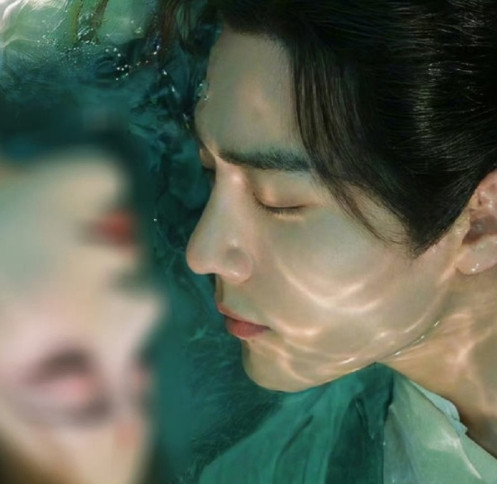 这部AI短剧，说穿了就是在打“擦边球”。明明是用AI技术把肖战、王一