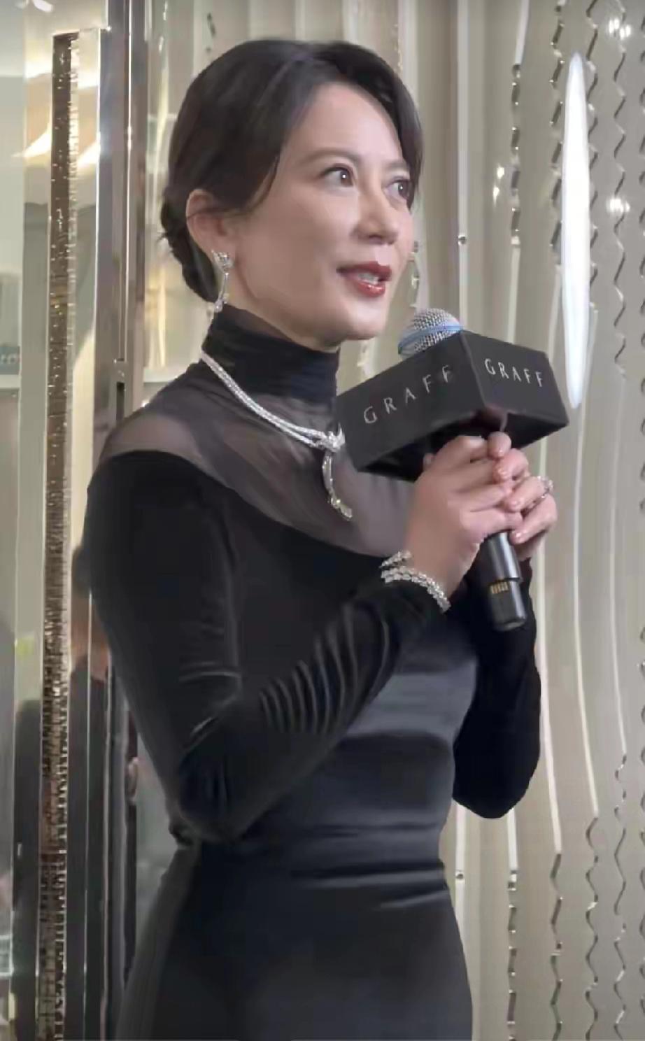 我围绕俞飞鸿55岁活动生图状态展开，突出她的颜值气质、自然保养感，结合经典角色与