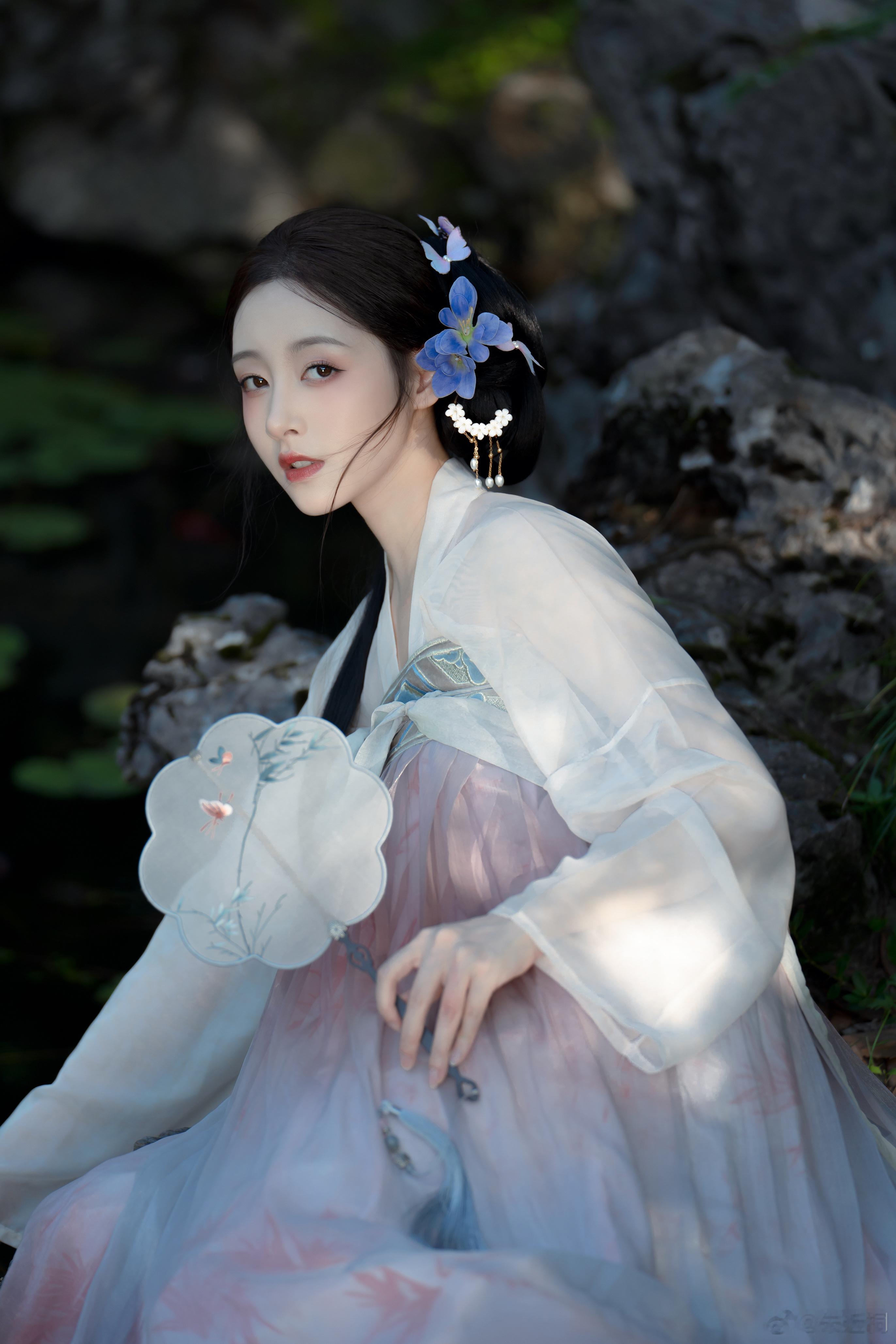 朱近桐簪花绾发间，是古典雅致的诗意，每一幕都如从旧卷中走出的江南梦。​​​