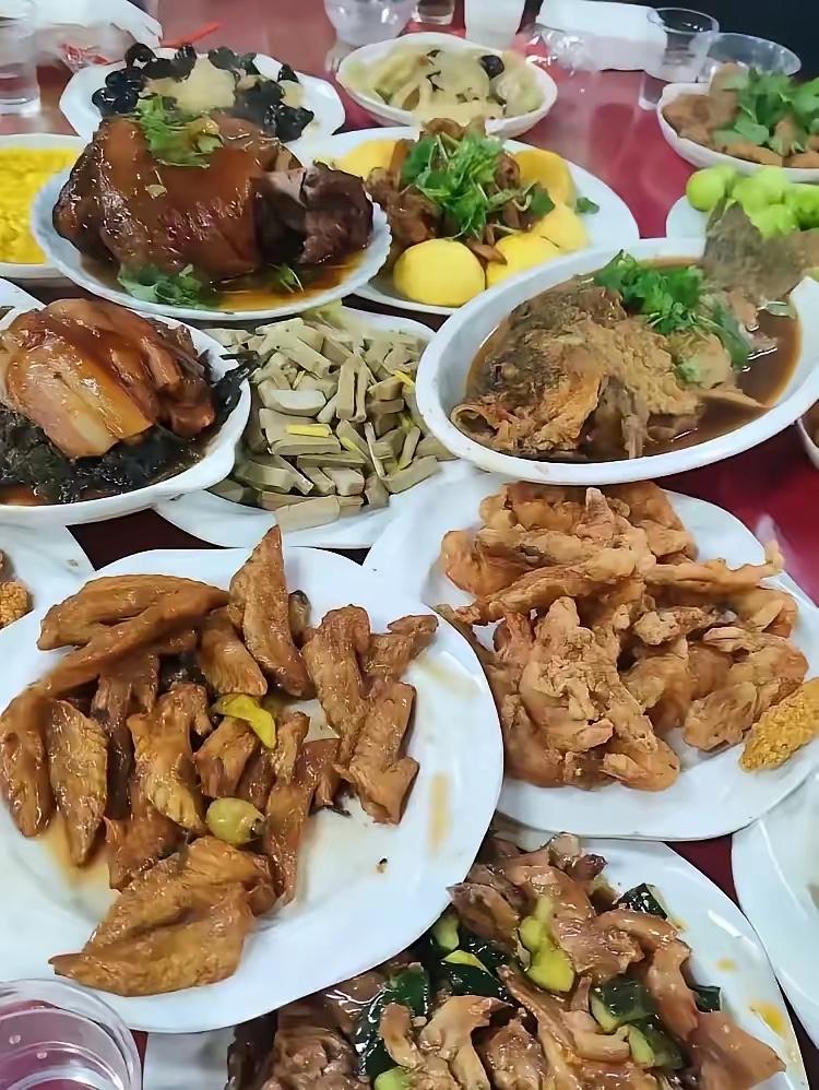 我发现，过年去穷亲戚家拜年，只要提前打了招呼，路上左一个电话，右一个电话，甚至早