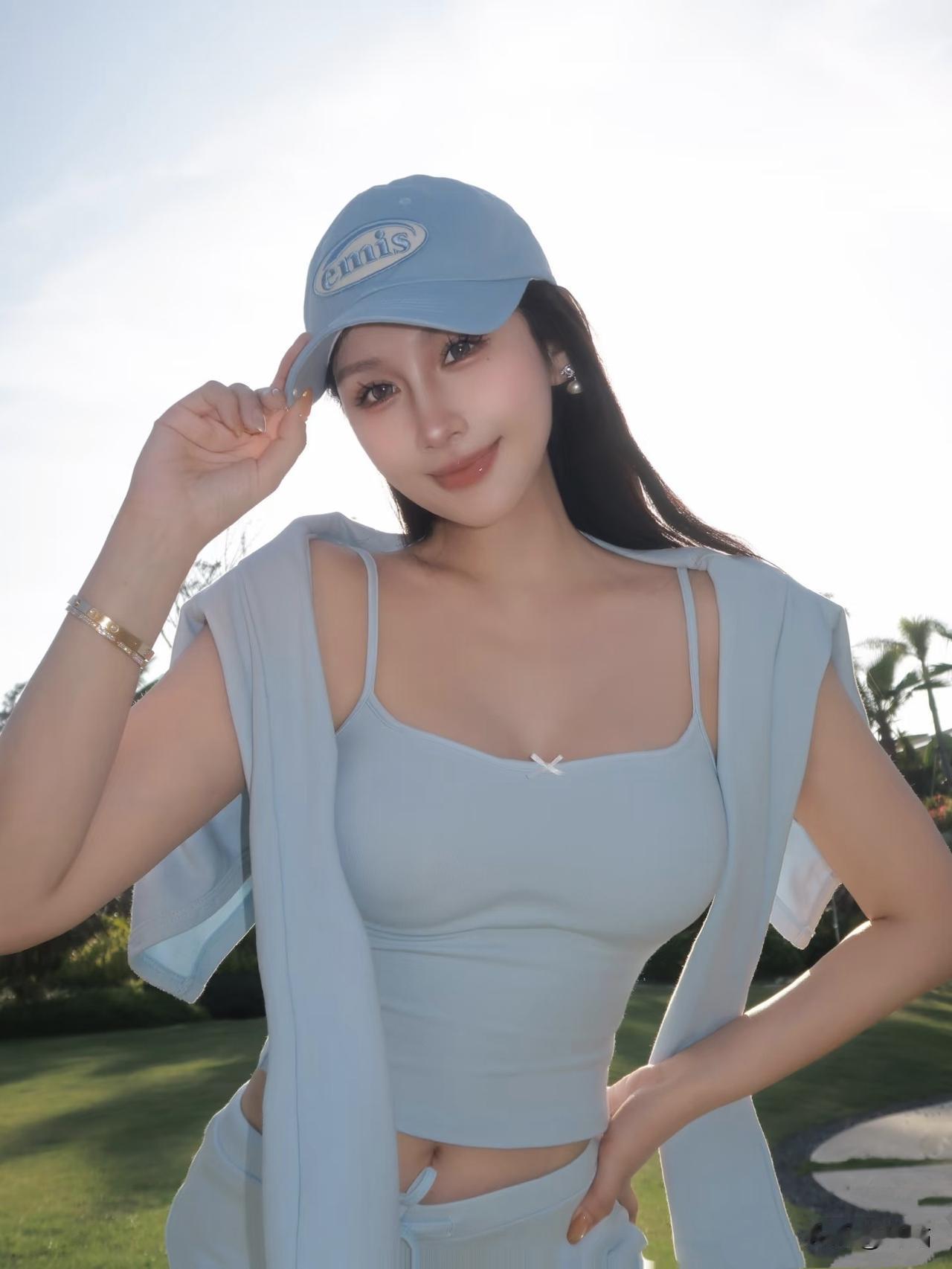 美图欣赏，看图写诗，情感解读《踏浪寻春》七言绝句：浅衫漫卷海风柔，踏碎