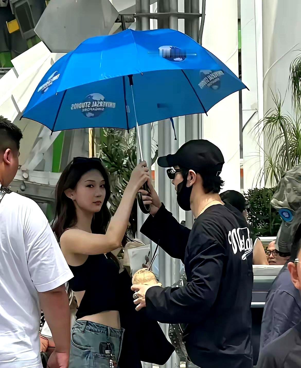 48岁的黄晓明牵着26岁的新女友钻进上海弄堂，相差22岁的两人，硬生生靠一个下意