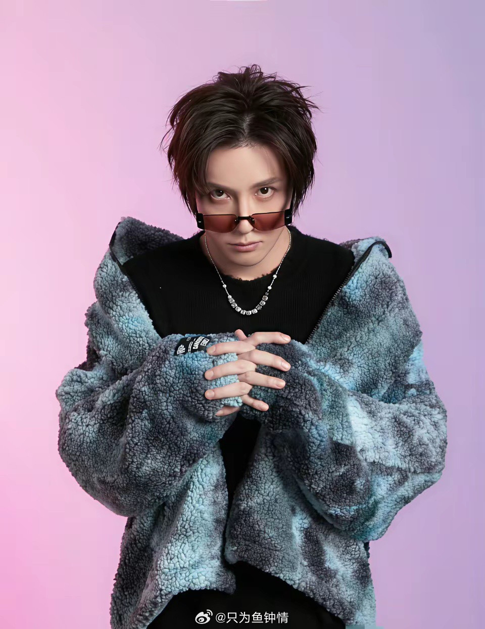 薛之谦这次，真给所有艺人狠狠上了一课。哪怕你歌再火、路人缘再好，但是只要踩了原则