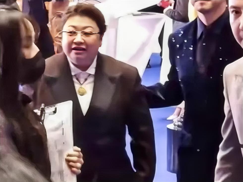 我们都误会韩红了。韩红把金饰佩戴在衣服外面，这反常的穿搭方式，引起大家的注意。