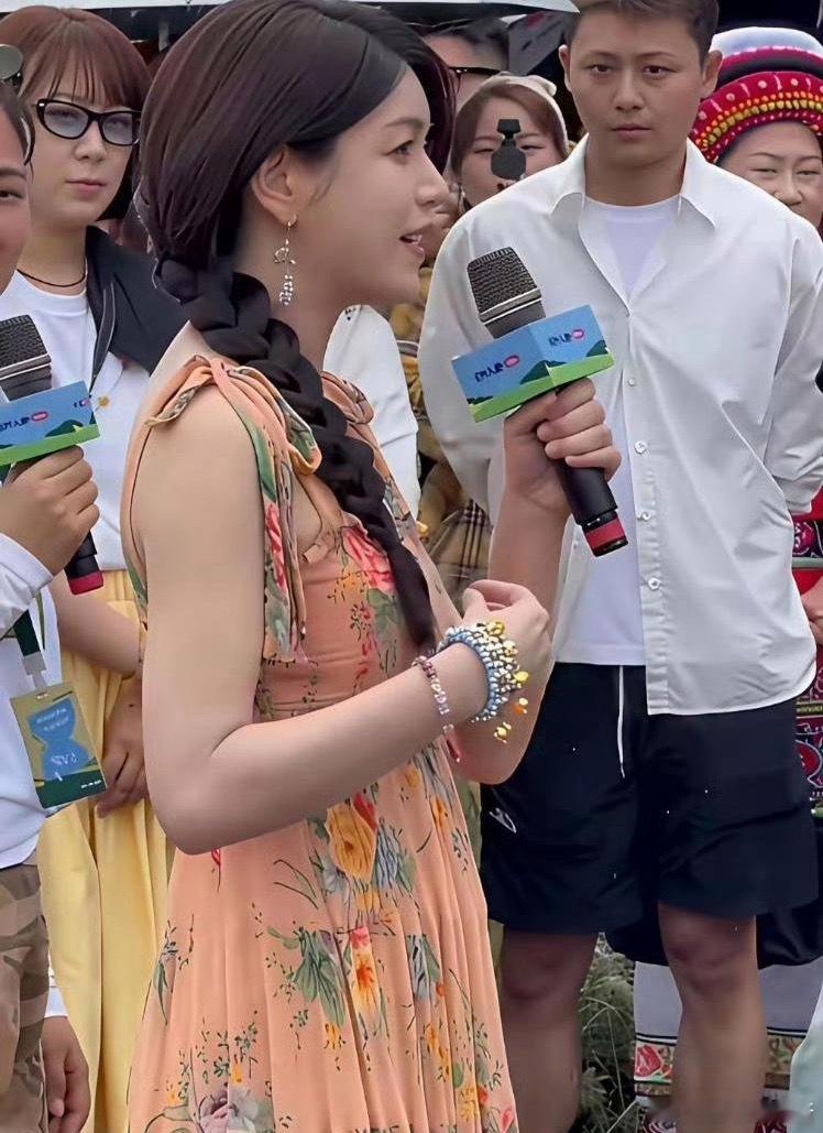 不是，陈妍希这假发戴的太明目张胆吧！