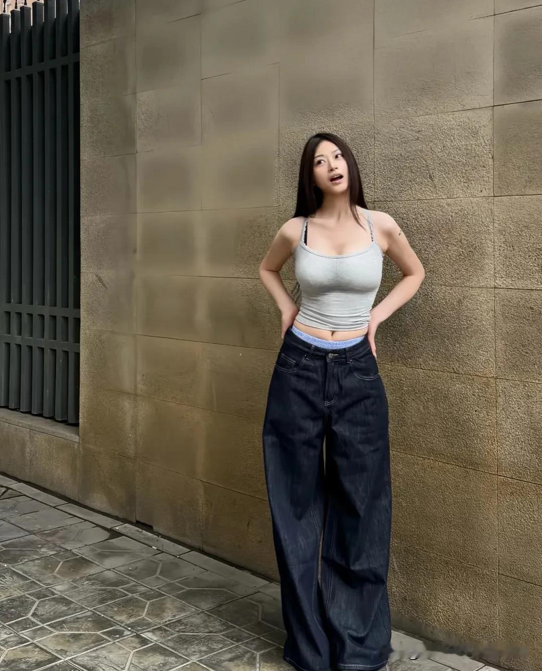 当阳光掠过人体美学的星河，梨型身材恰似那抹独特的月光——它没有夸张的锋芒，却以柔