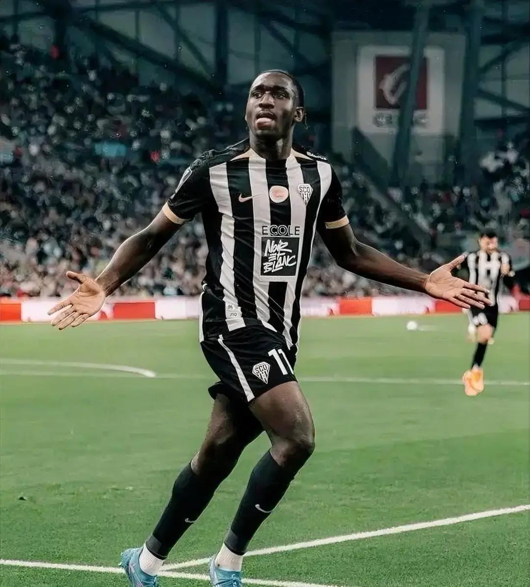 800万买17岁？米兰疯了！红黑军团冬窗第三签锁定昂热小将谢里夫，体检团队