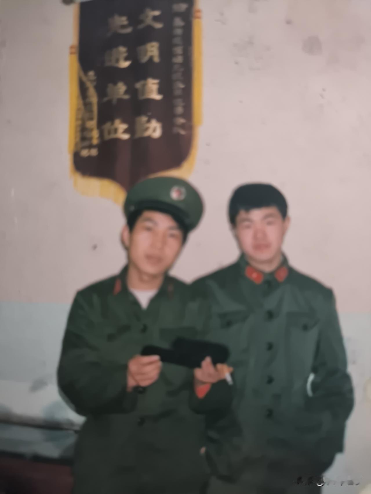 原来以为只有我老公那么傻。原来他的战友也有和他一样的，当了几年兵都不知道给自己交