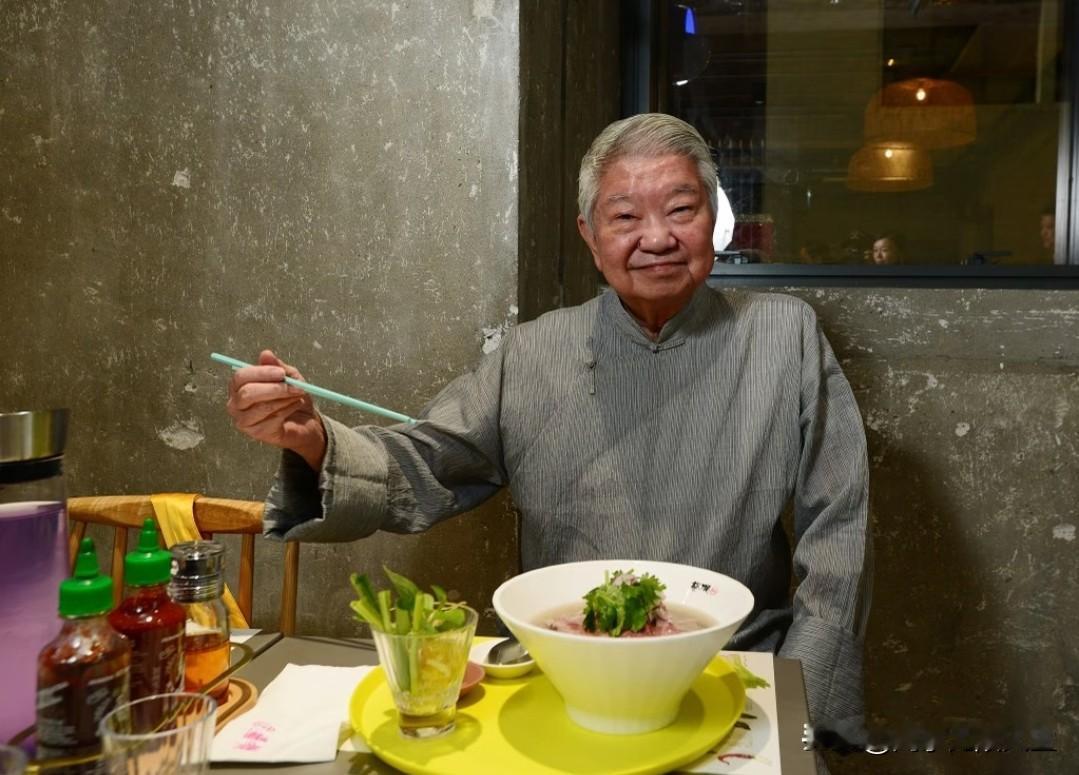 蔡澜说：“我大半生一直研究人生的意义，答案还是吃吃喝喝。”梁实秋说：“人类的