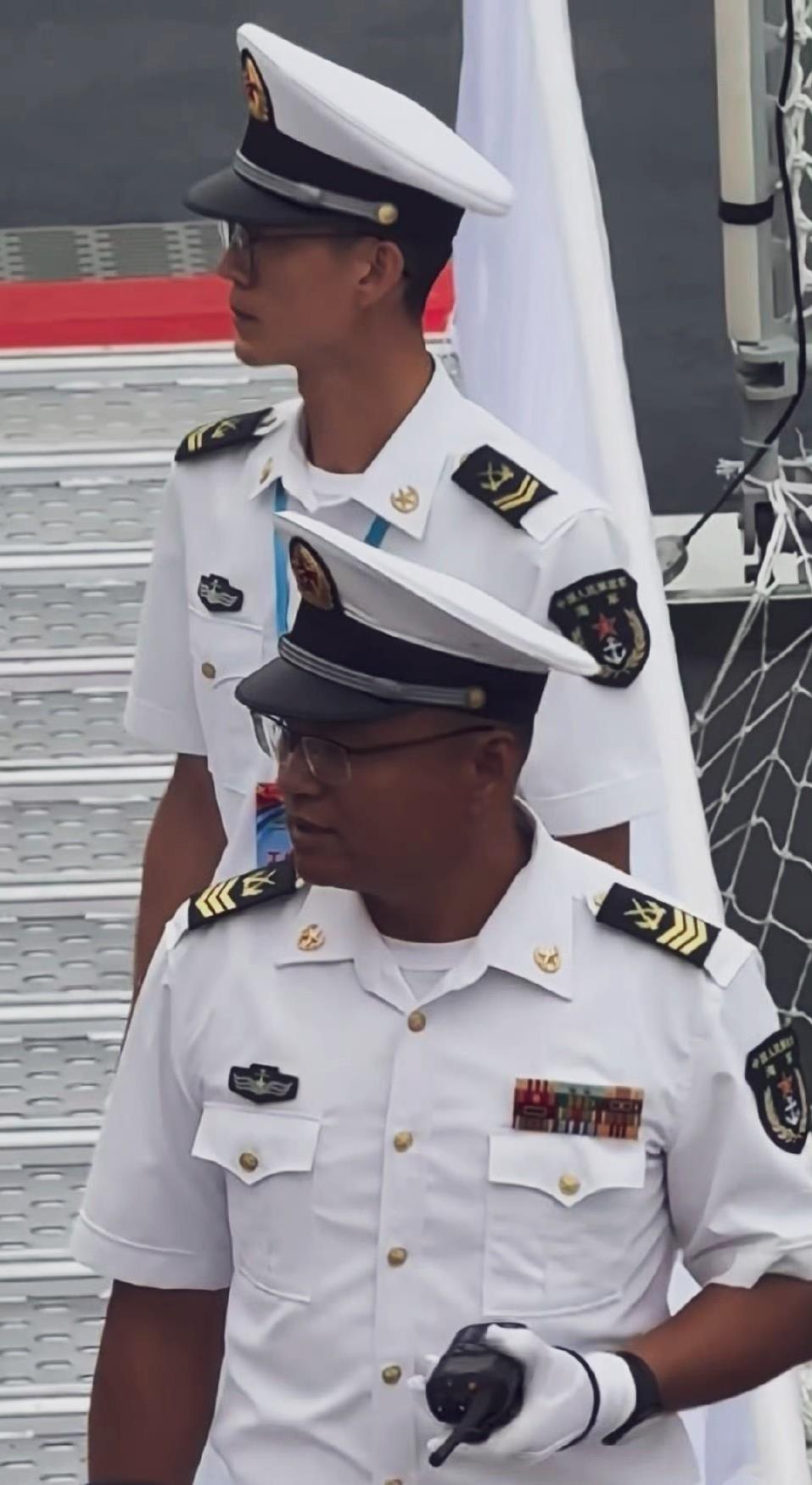 中级军士和高级军士都戴眼镜，海军是妥妥的技术军种。要是没两把刷子，很难晋升为高级