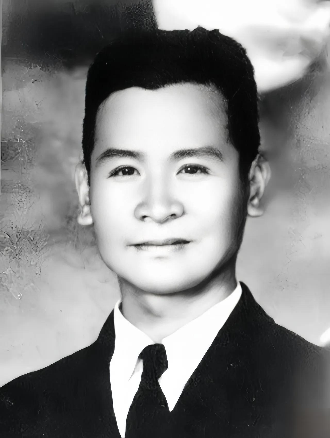 1951年，上海审讯室。一个国民党特务熬不住审问，最后交代道：“我说…我说个秘密