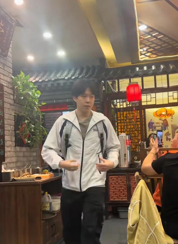王楚钦去玉桥吃饭刚好饭店大屏幕播放着莎莎[捂脸哭]！他俩的磁场强度太大了。才了饭大