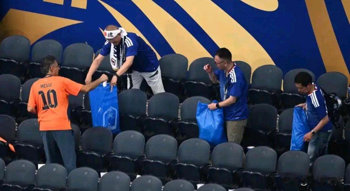 随着日本队2-2逼平荷兰越来越多的人相信日本男足已经成为世界强队，日本球迷赛后捡