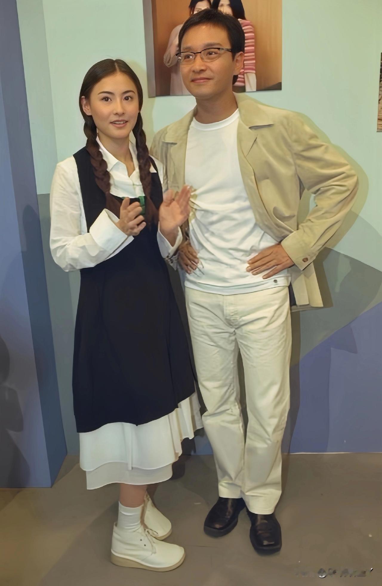 这张照片记录下了张柏芝和张国荣1999年在香港的美好情景，那时张柏芝19岁，扎着